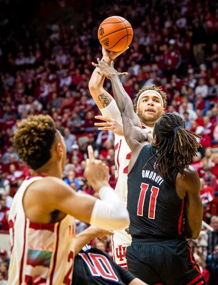 Race Thompson (25) shoots over Rutgers Clifford Omoruyi (11) during the first half of the Indiana versus Rutgers.